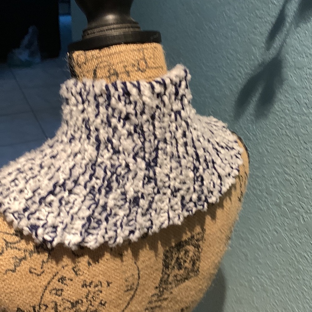 Handmade scarf with button - Picture 3 of 5